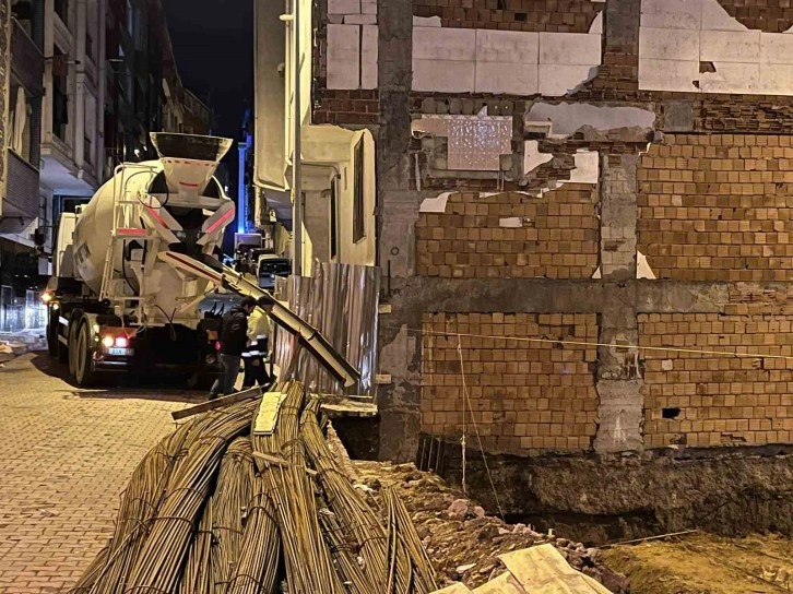 Sultangazi’de temeli kazılan inşaatın yanındaki iki binada zarar