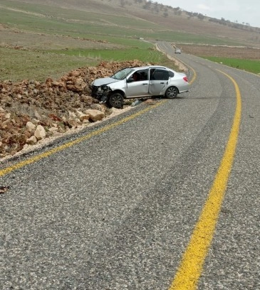 Sürücüsünün kontrolünden çıkan otomobil taş yığınına çarptı: 4 yaralı