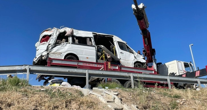 Tarım işçilerini taşıyan minibüs devrildi: 24 yaralı