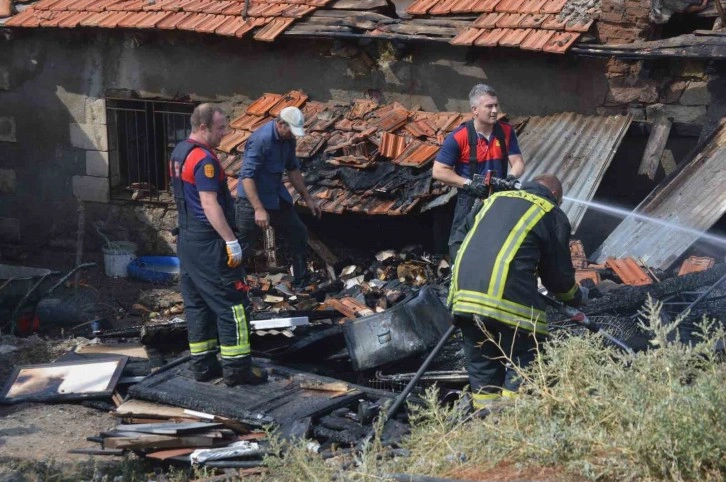 Tavşanlı’daki baraka yangınında tavuklar telef oldu