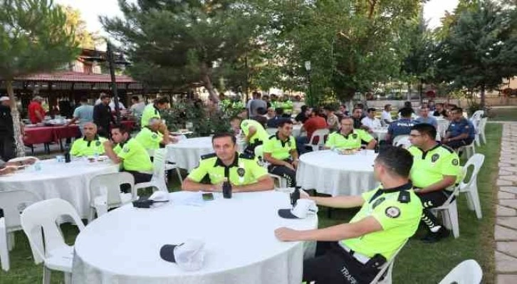 Tayini çıkan polislere veda yemeği