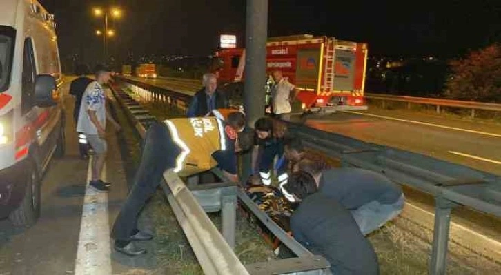 TEM’de tırdan devrilen yüklere otomobil çarptı, trafik felç oldu: 3 yaralı