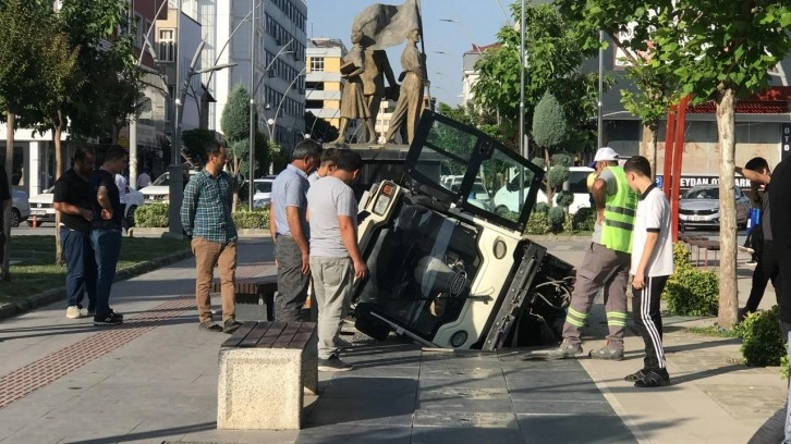 Temizlik sırasında araç ile havuza düştü