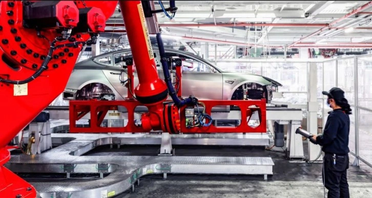 Tesla fabrikasında robotun mühendise saldırdığı ortaya çıktı