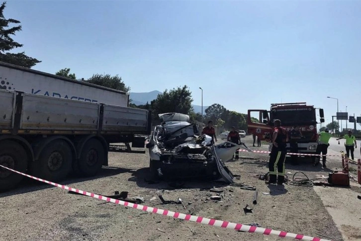 Tıra saplanan aracın sürücüsü feci şekilde can verdi