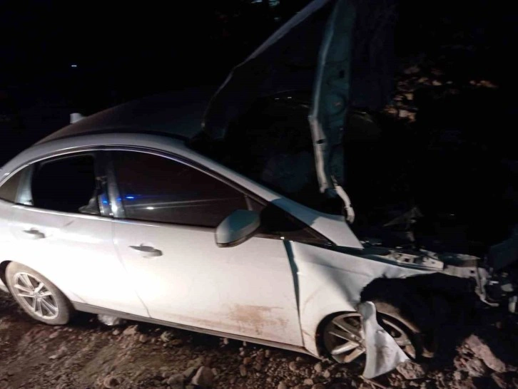 Tırın patlayan tekerinden fırlayan jant kazaya neden oldu: 2 yaralı