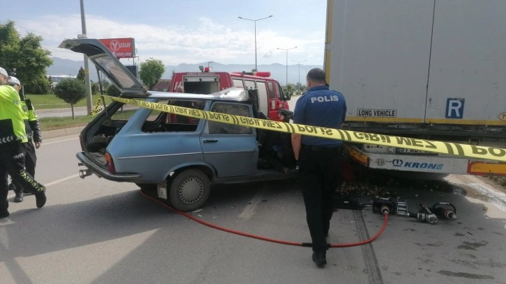 Tokat'ta feci kaza: TIR'a ok gibi saplandı!