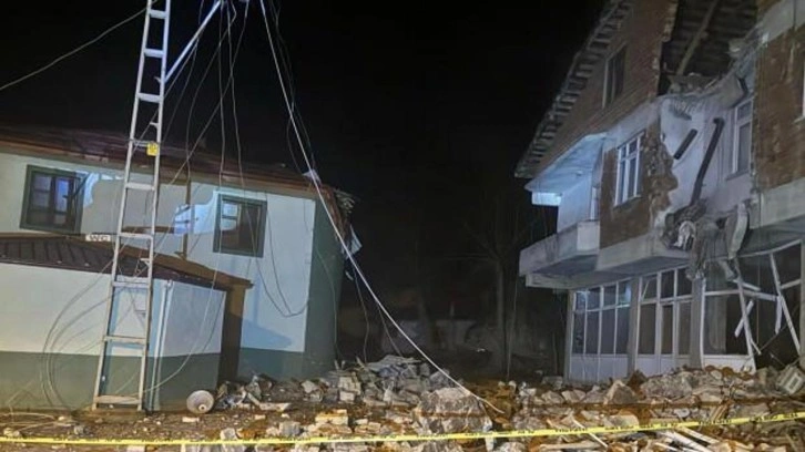 Tokat'ta heyelan tehlikesi bulunan cami boşaltılan evlerin üzerine devrildi