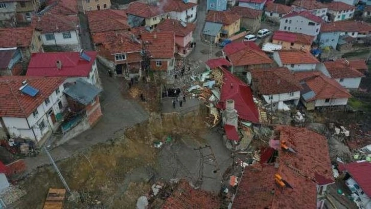 Tokat'ta, heyelanda 900 nüfuslu köy ikiye ayrıldı