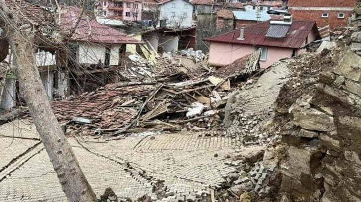 Tokat'ta heyelanda cami ile 5 ev yıkıldı