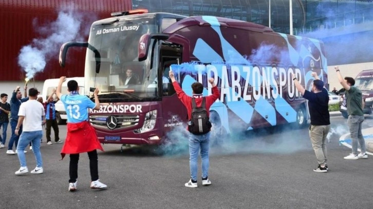 Trabzonspor, Kayseri’de meşalelerle karşılandı