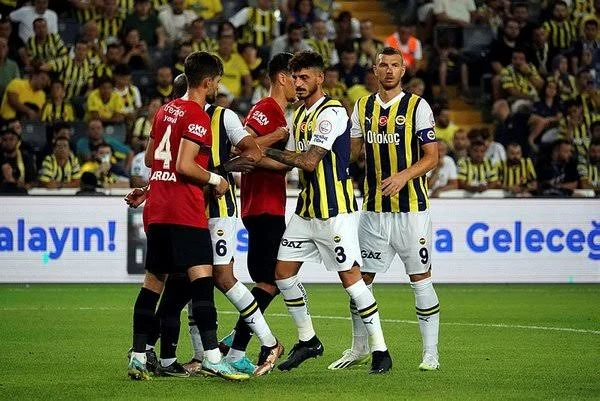 Trendyol Süper Lig: Fenerbahçe: 2 - Gaziantep Futbol Kulübü: 1 (İlk yarı)