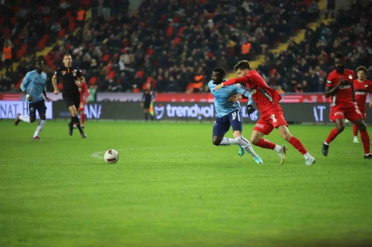 Trendyol Süper Lig: Gaziantep FK: 1 - Adana Demirspor: 0 (İlk yarı)