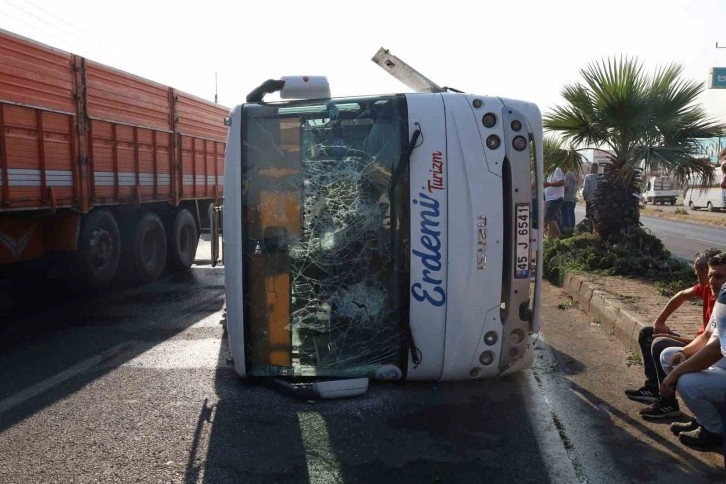 Turgutlu’da işçi servisi devrildi: 20 işçi yaralandı