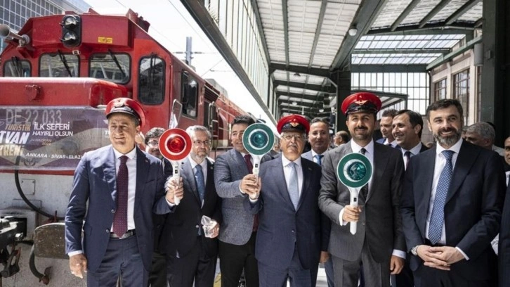 Turistik Tatvan Treni törenle ilk seferine başladı