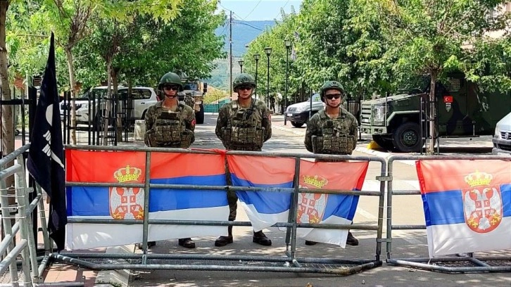 Türk komandoları Kosova'da 38 derece sıcağın altında nöbete devam ediyor