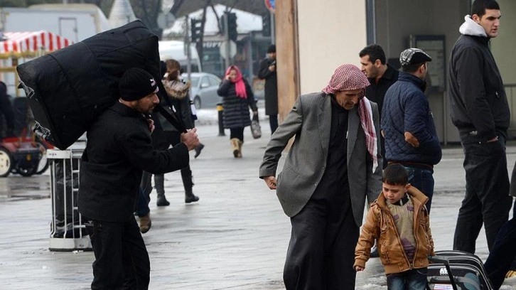 'Türkiye’de maaş alan Suriyeliler' iddiası yalanlandı!