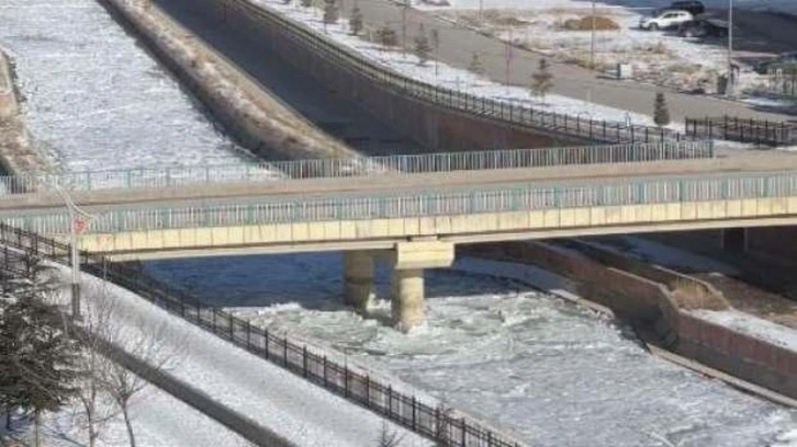 Türkiye'nin en hızlı akan nehri buz tuttu