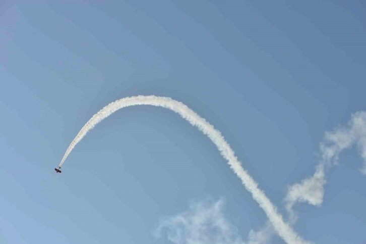 Türkiye’nin ilk kadın akrobasi pilotu ve yerli uçağımız Hürkuş izleyenleri mest etti