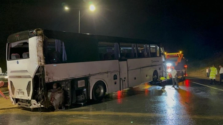 Tuzla Kuzey Marmara Otoyolu'nda yolcu otobüsü devrildi: 2 yaralı