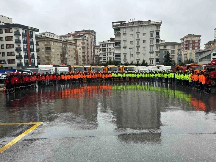 Ümraniye Belediyesi ekipleri kar yağışına karşı hazır