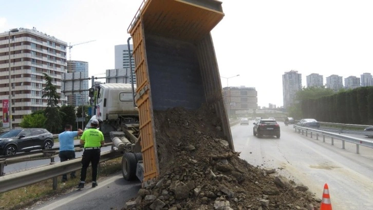 Ümraniye'de damperi açılan kamyon bariyerlere çıktı