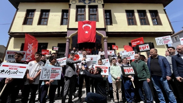 Uşak Belediyesi ÖNDER'e tahsis edilen binayı işgal etti