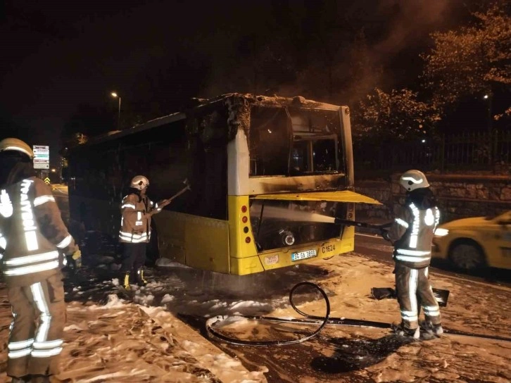 Üsküdar’da İETT otobüsü yanarak kullanılamaz hale geldi