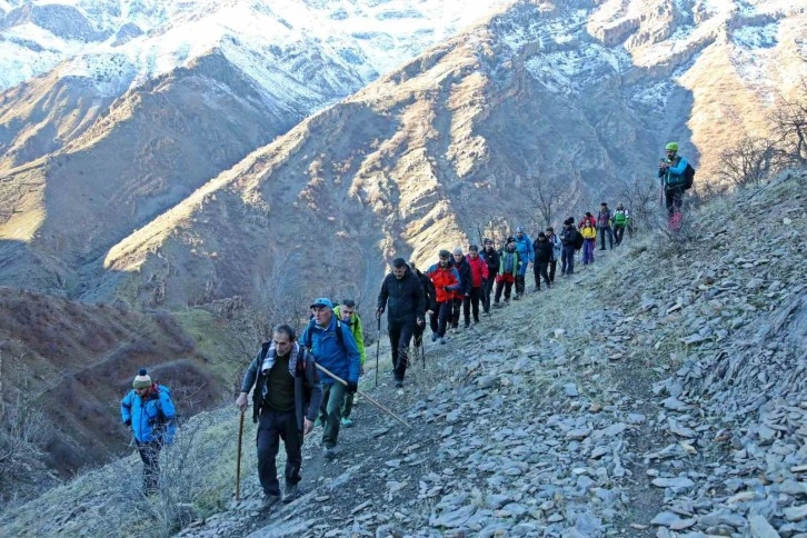 Vali Ali Çelik’ten Beyaz Dağı’na tırmanış