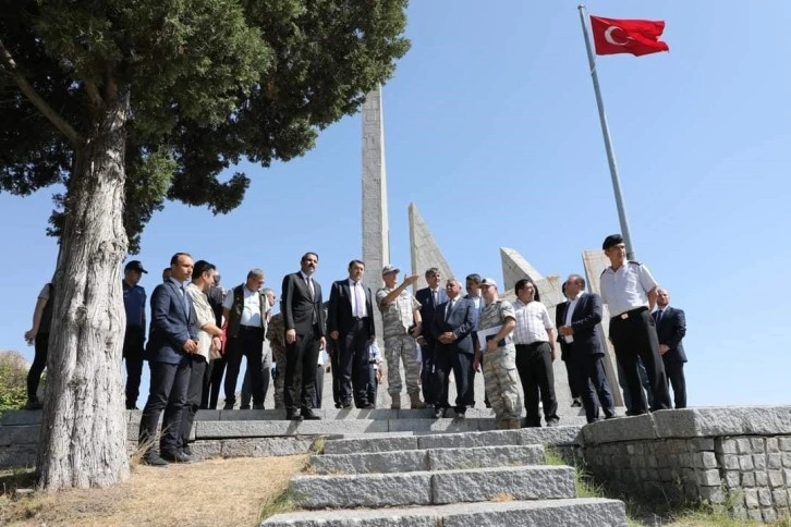 Vali Işın, Dumlupınar’da müze ve şehitlikleri ziyaret etti