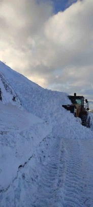 Van’da iş makinesinin üzerine çığ düştü