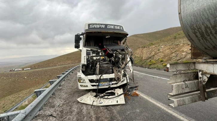 Van'da korkunç kaza: TIR'lar kafa kafaya çarpıştı!