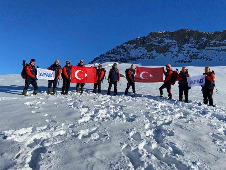 Van’da Sarıkamış şehitleri Erek Dağı’nın zirvesinde anıldı