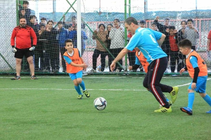 Yalova’da kurum müdürleri öğrencilerle futbol maçı yaptı