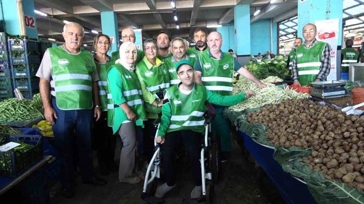 Yalova’da pazarcılar serebral palsi farkındalığı için yeşil yelek giydi