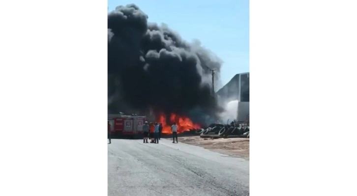 Yanan eski lastiklerin dumanı gökyüzünü kapladı