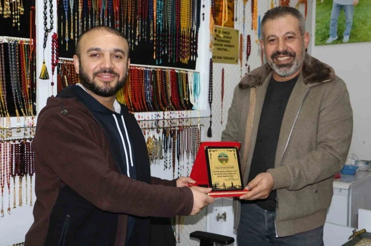 Yaptığı örnek davranışla gündeme gelen tespihciye DİKO’dan plaket