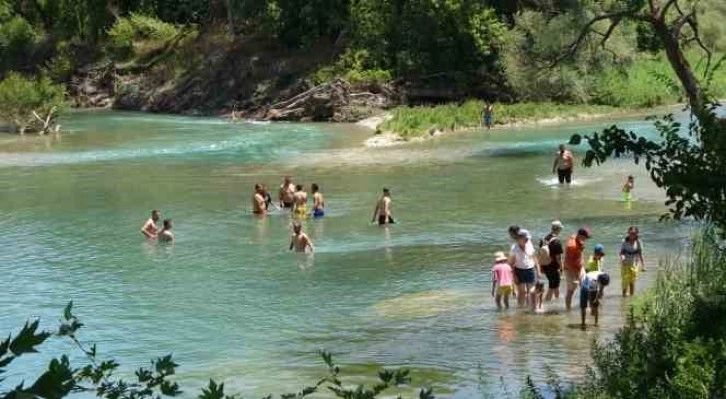 Yasak dinlemeyip tehlikeyi göze alarak Manavgat Irmağı’na girdiler