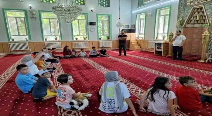 Yaz Kur’an Kursu öğrencilerine cami gezisi