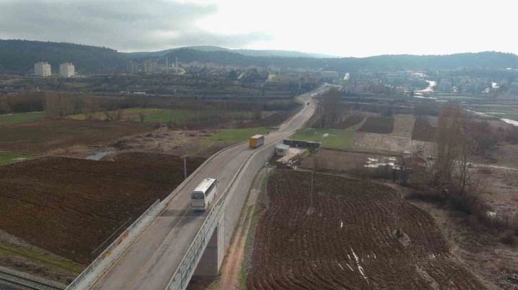 Yeşilkent hemzemin geçidi üzerindeki bağlantı yolu trafiğe açıldı