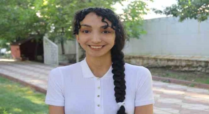 YKS’de Türkiye 138’ncisi Bitlis’ten Elif Melike Çağatay oldu