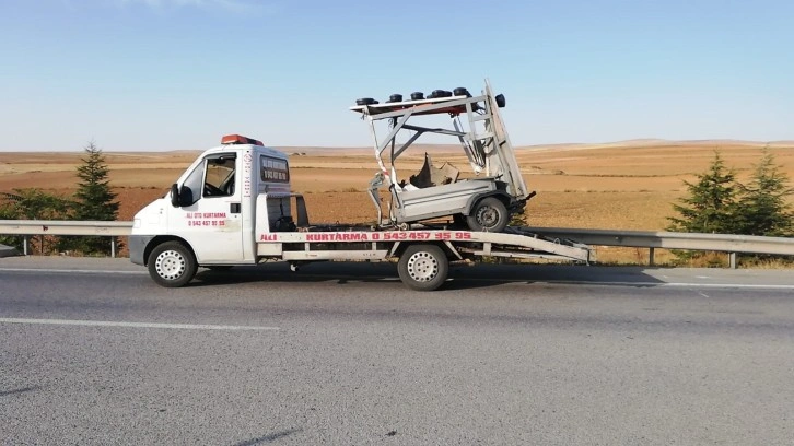 Yol çizgilerini çizen römorka arkadan çarpan araçtaki iki kişi yaralandı