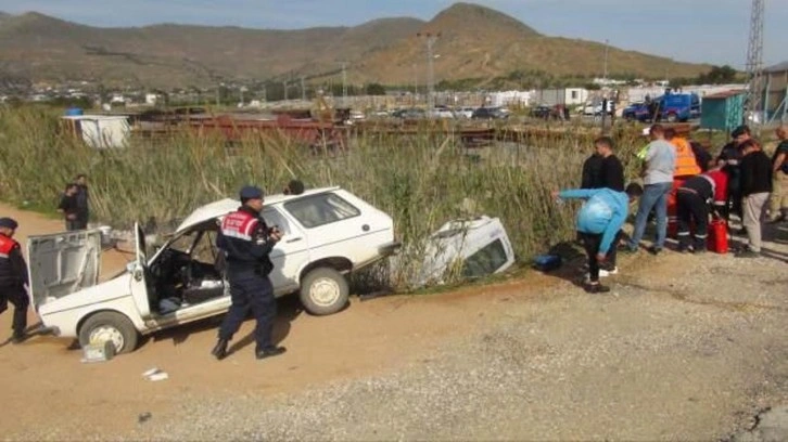 Yolcu minibüsü ile otomobil çarpıştı: Ölü ve yaralılar var