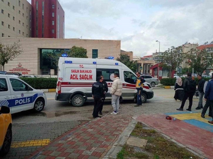 Yolda fenalaşan genç kız ambulansla hastaneye kaldırıldı