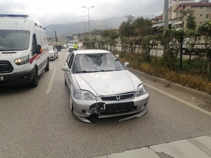 Yolun karşısına geçerken otomobilin çarptığı yaya yaralandı