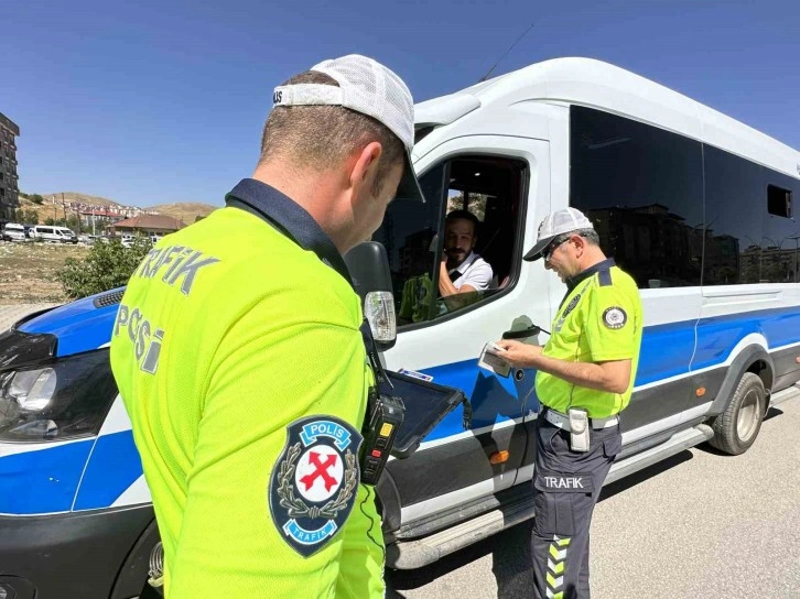 Yüksekova’da toplu taşıma araçları denetlendi