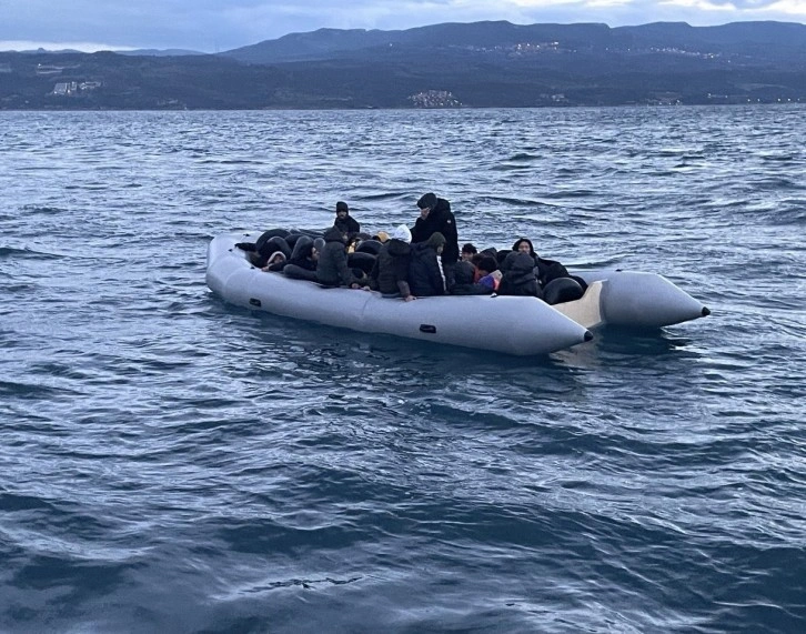 Yunan unsurlarınca ölüme terk edilen 37 kaçak göçmen kurtarıldı