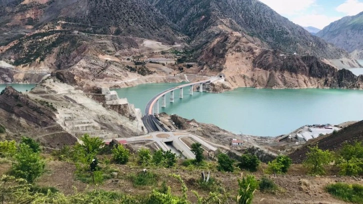 Yusufeli'ndeki 685 metrelik viyadüğün haziranda açılması planlanıyor