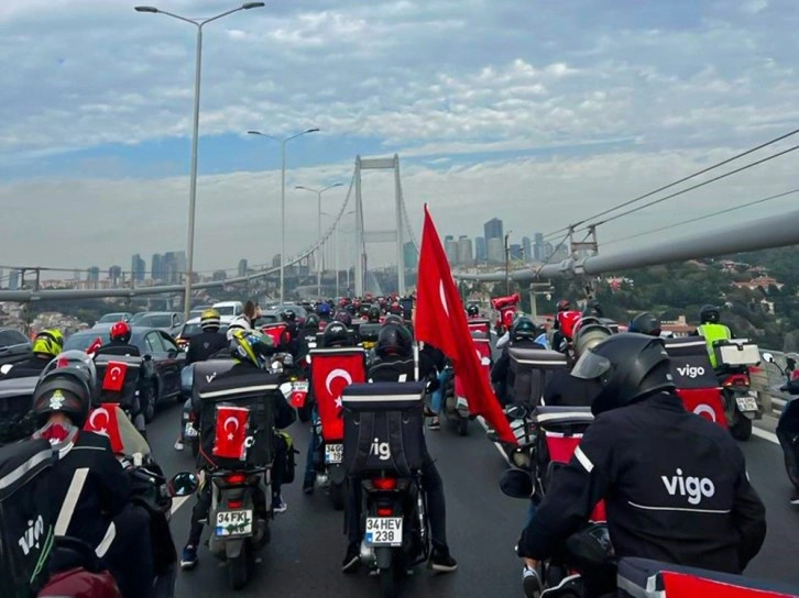 Yüzlerce moto kurye Cumhuriyet Bayramı’nı coşku ile kutladı