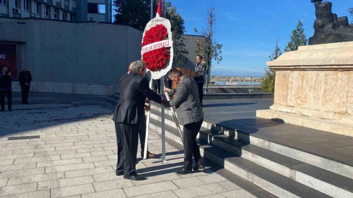 Zonguldak’ta muhtarlar çelenk bıraktı